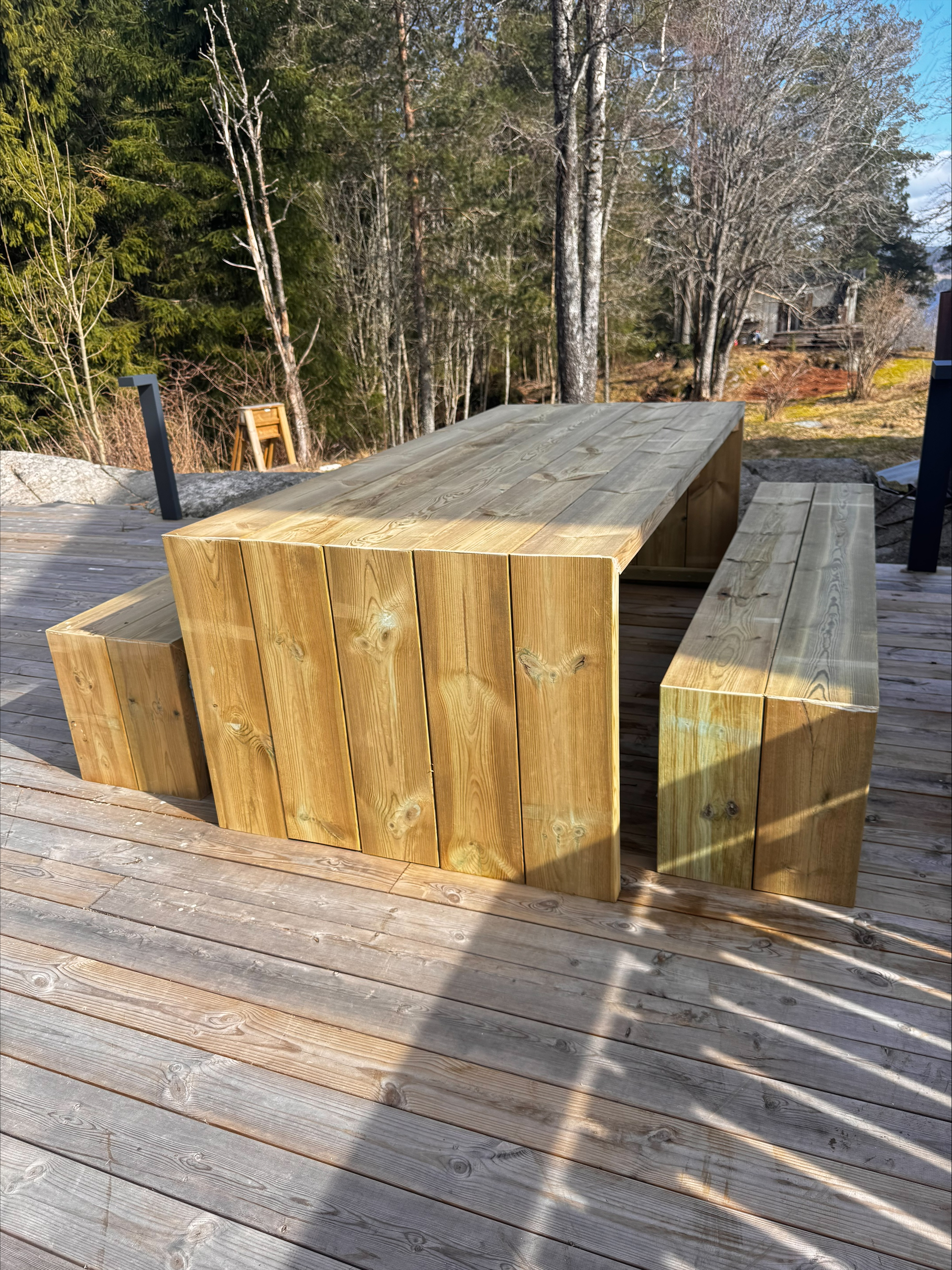Hagebord og benker i kryssfiner på en terrasse