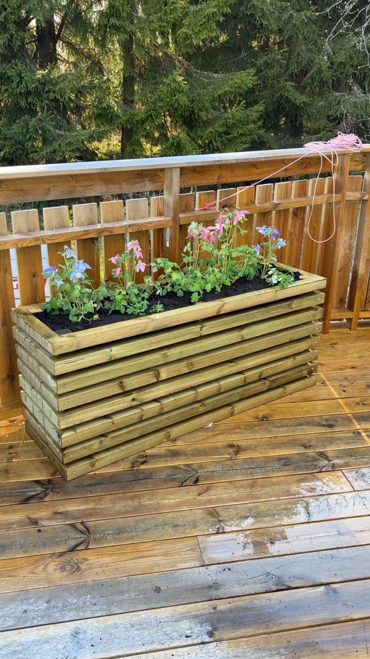 Plantekasse i tre med blomster